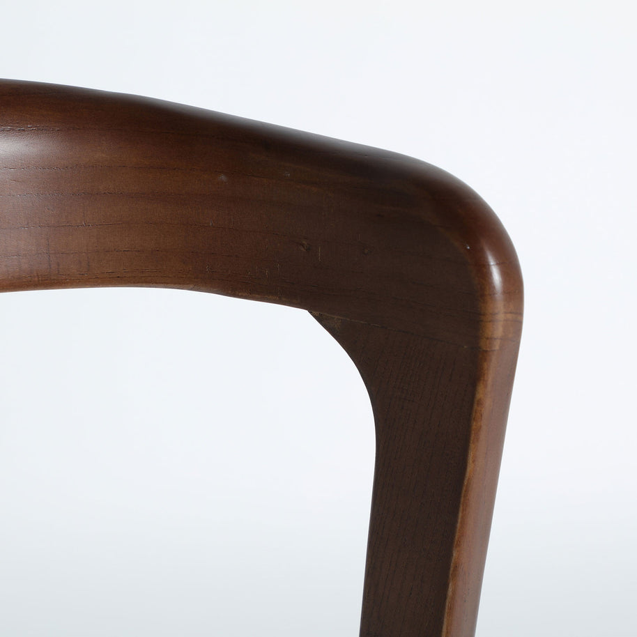 ARTIX CHAIR in a modern interior setting