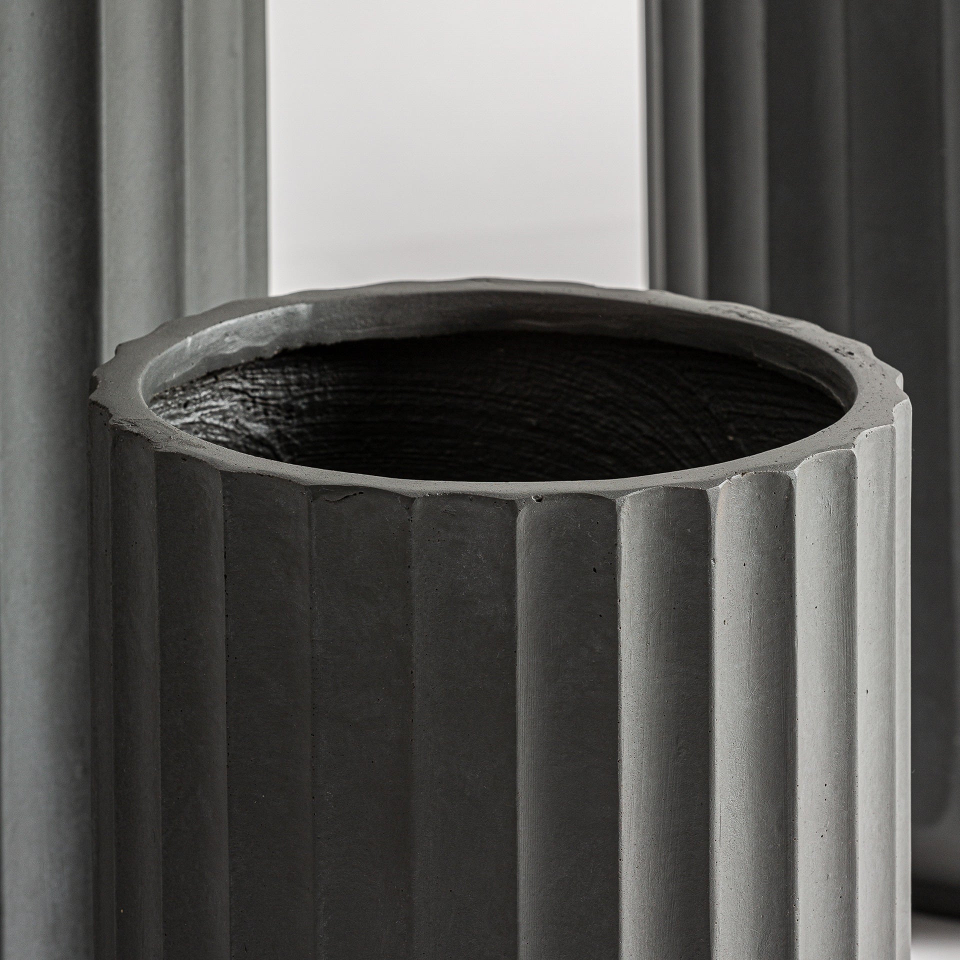 TAVO PLANT POT (SET OF 3) in a modern interior setting