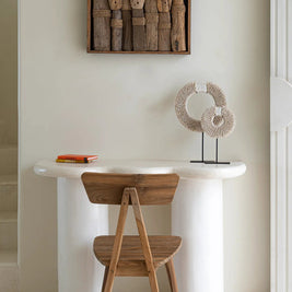 The Papua Shell Disc on Stand - White - M