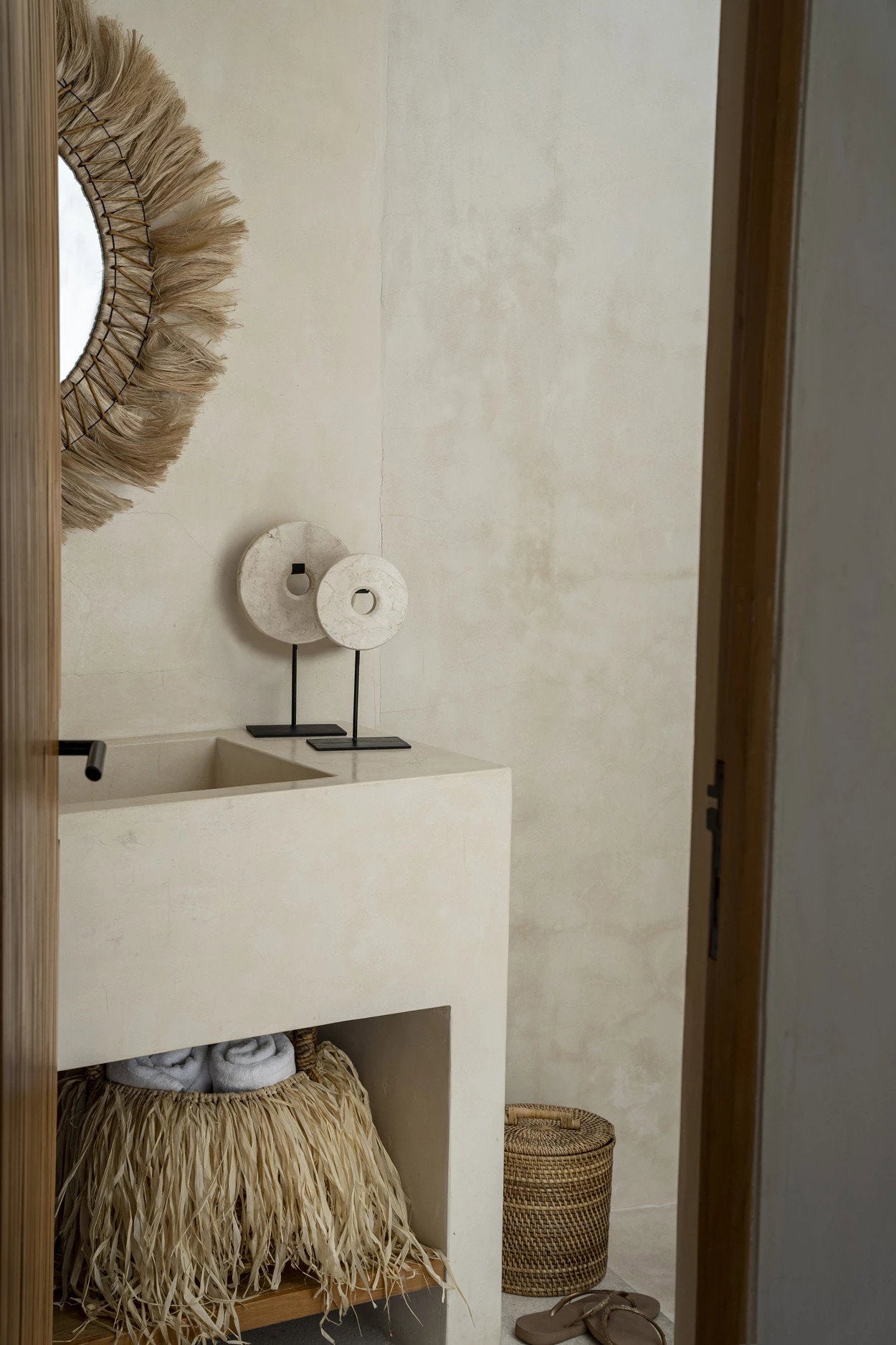 Marble disc on stand - white - S