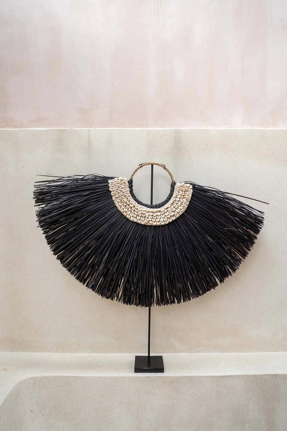 The Alang cowrie on a stand