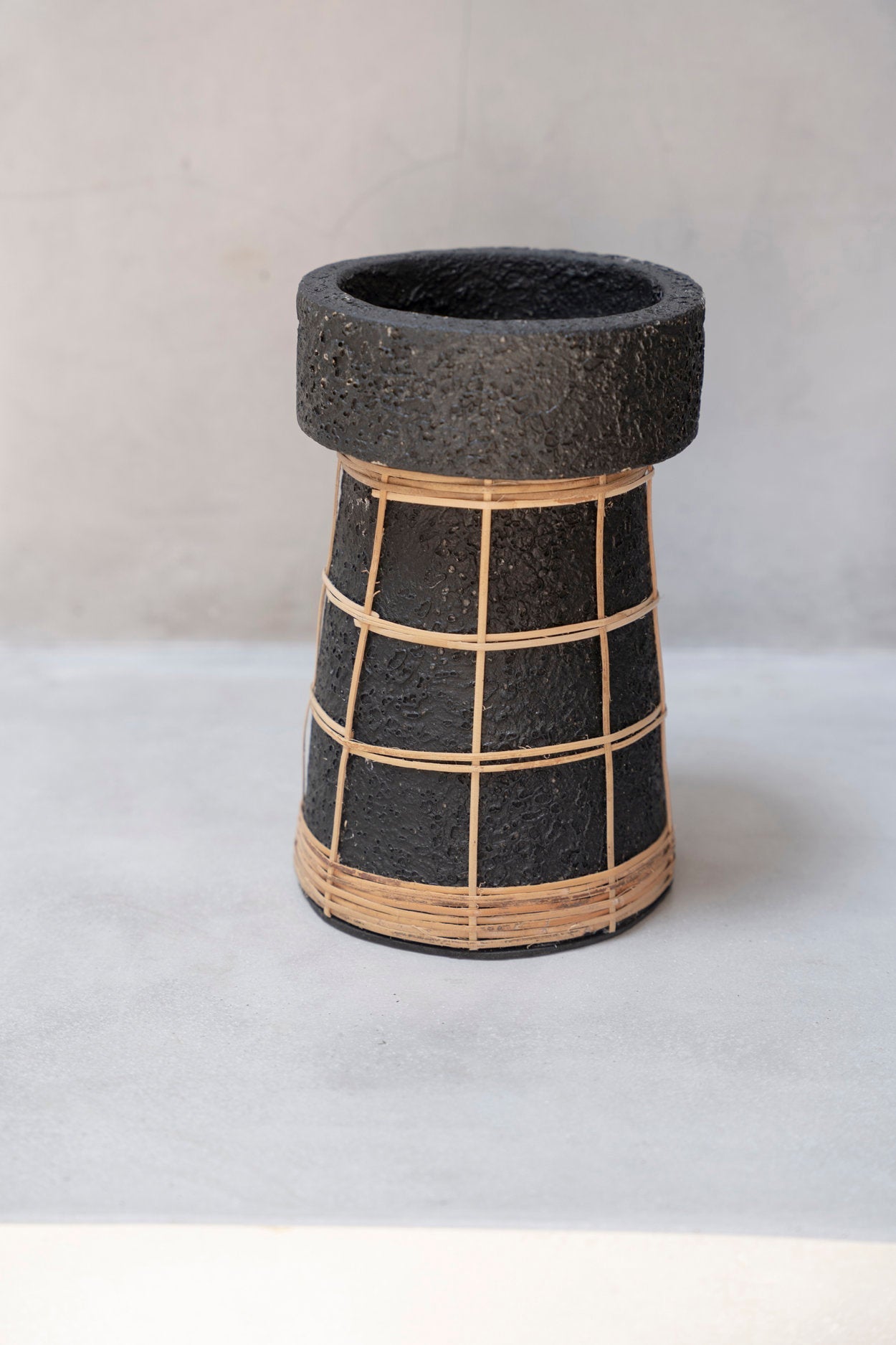The Serene Candle Holder - Black/Natural - Large