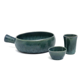 The aqua casserole dish with handle